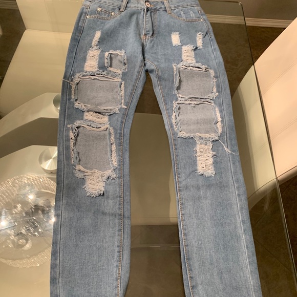 ✨NWT✨ Distressed Ripped Jeans - Picture 2 of 3